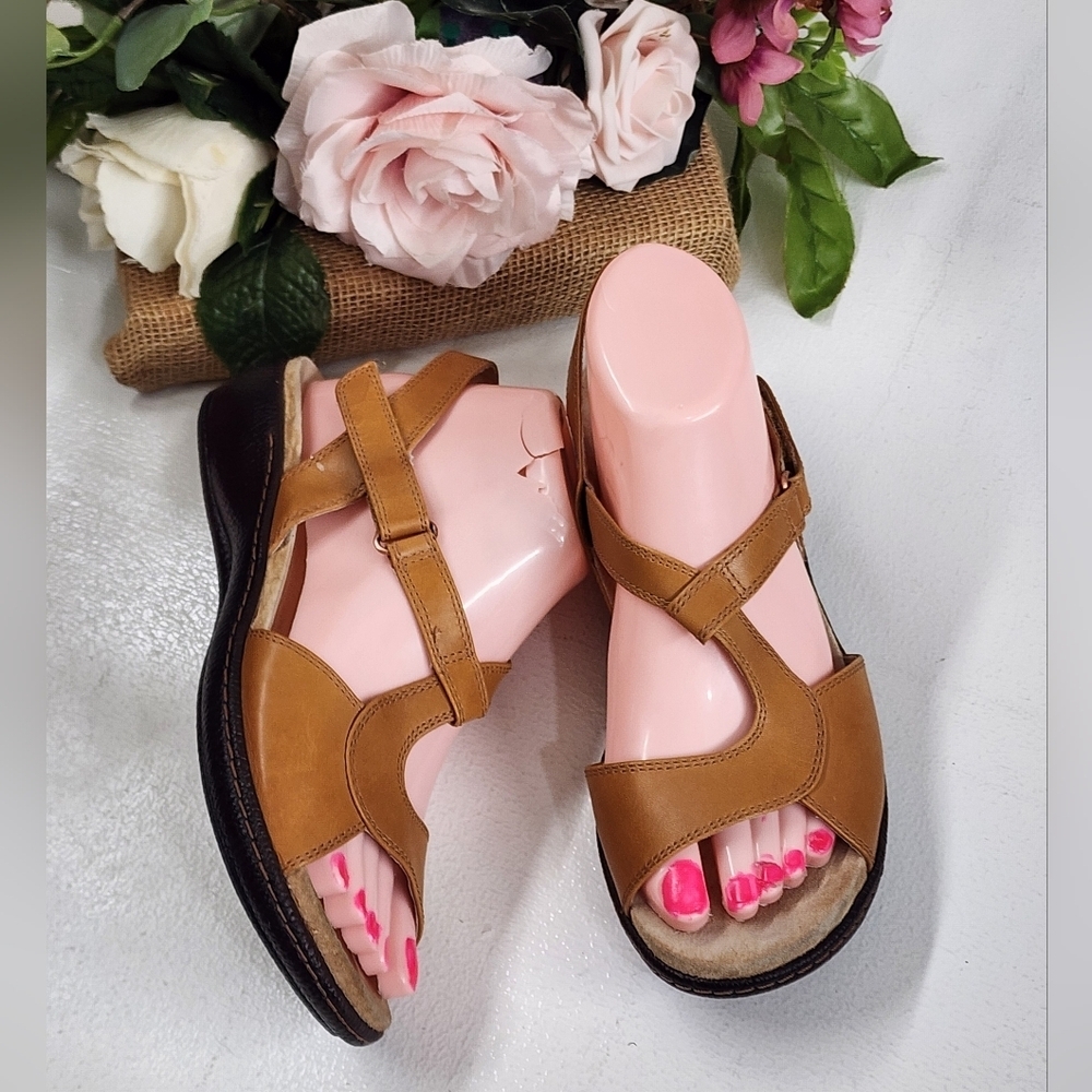 Tan Crisscross Leather Sandals with Cushioned Footbed
